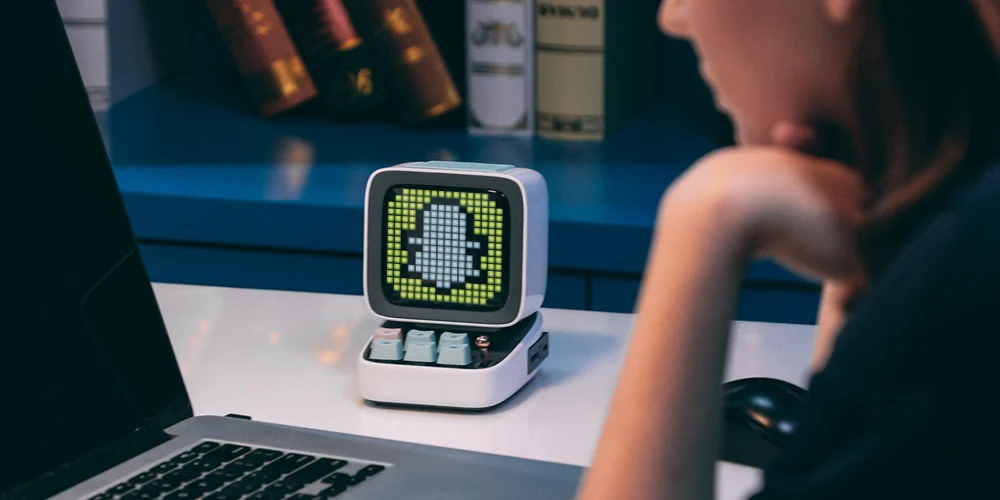 Bocina Divoom Ditoo-Plus Retro Pixel Art Altavoz Bluetooth Reloj Despertador LED.