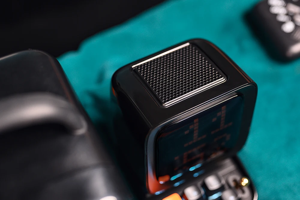 Bocina Divoom Ditoo-Plus Retro Pixel Art Altavoz Bluetooth Reloj Despertador LED.